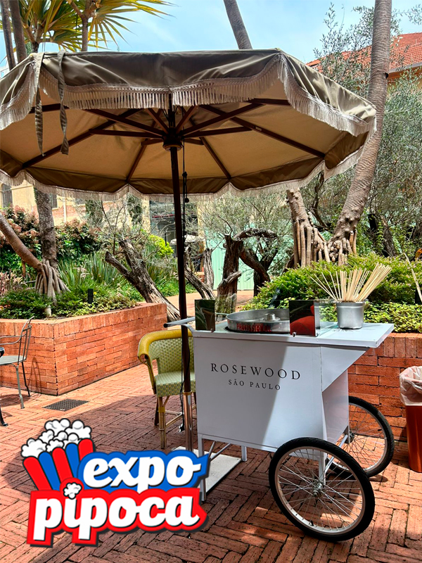 Carrinho de algodão doce personalizado com logo da empresa para eventos corporativos e ativações de marca em São Paulo.