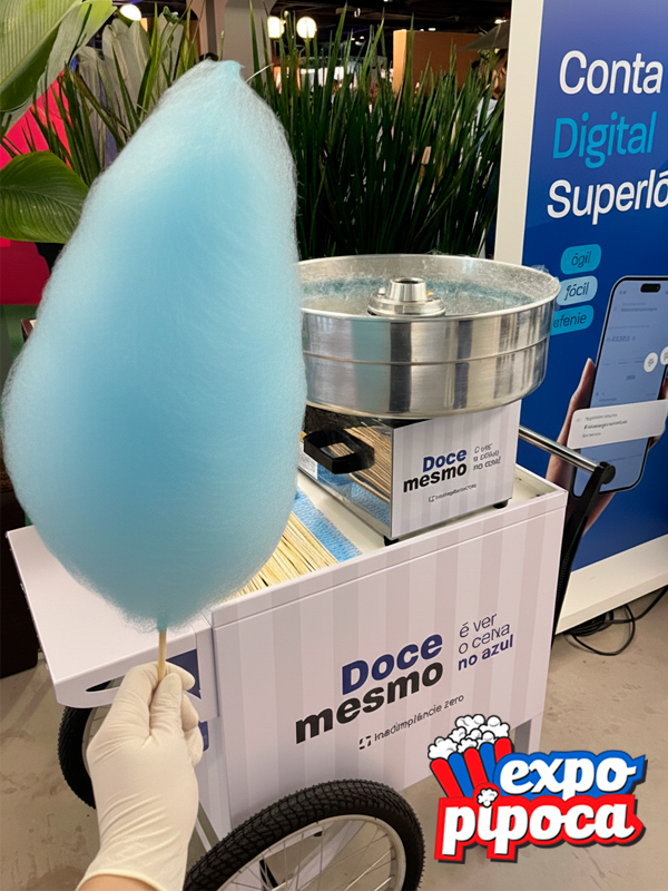 Carrinho de algodão doce azul personalizado com logo da empresa em evento corporativo em São Paulo.