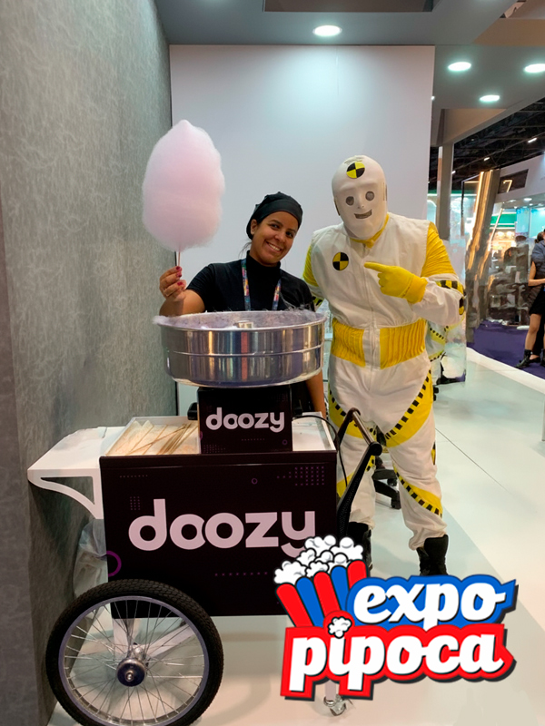 Carrinho de algodão doce colorido da ExpoPipoca em evento corporativo e festa em São Paulo.