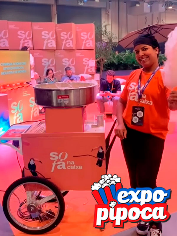 Carrinho de algodão doce personalizado da ExpoPipoca em ativação de produto para agência de publicidade em São Paulo.