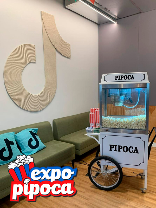 Carrinho de pipoca branco personalizado para loja em shopping, eventos corporativos e ativações de marca em São Paulo.