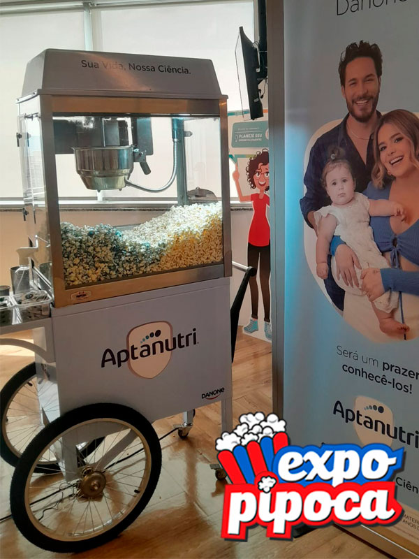 Carrinho de pipoca personalizado com pipoca mista azul da ExpoPipoca em ação promocional de agência de marketing em São Paulo.