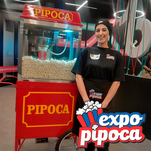 Carrinho-de-Pipoca-Vermelho-para-SIPAT-e-Treinamentos-Corporativos-–-ExpoPipoca Carrinho vermelho de pipoca gourmet da ExpoPipoca em evento corporativo de treinamento e SIPAT.