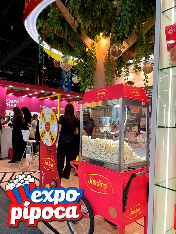 Carrinho de pipoca personalizado com logo da empresa em evento corporativo em São Paulo.