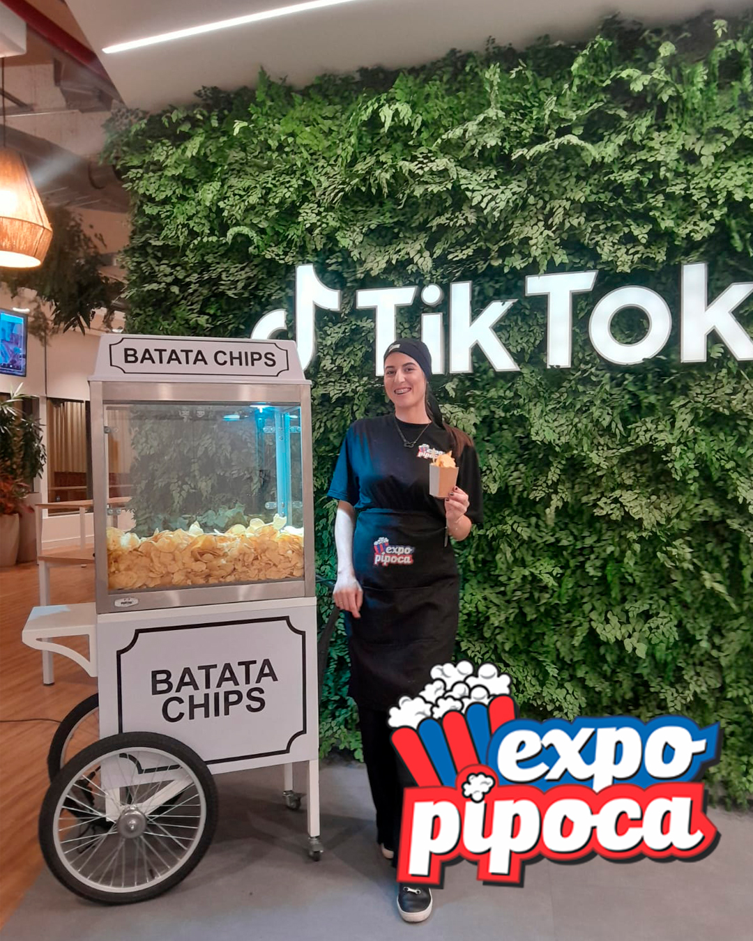 Carrinho de pipoca personalizado com logo da empresa em evento corporativo em São Paulo.