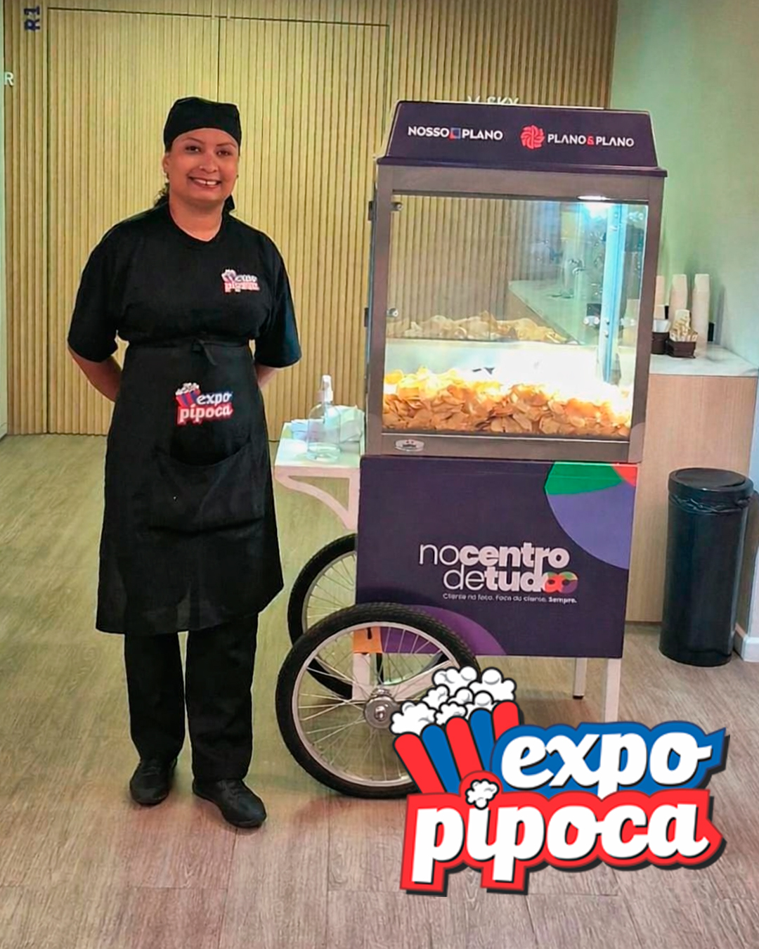 Carrinho de pipoca com frente personalizada com logo da empresa em evento corporativo em São Paulo.